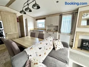 Paws Lodge, Hot Tub, Pet Friendly - Image 2