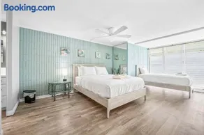 Beautiful Beachfront Condo - Image 2
