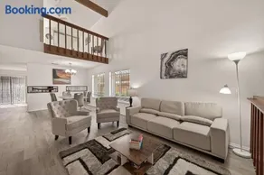 Modern & Elegant 3BR Home Steps from NRG Stadium & Texas Medical Center - Image 3