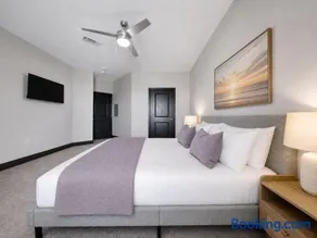 Luxury Keller Retreat, Pool, Gym, Wi-Fi and Balcony - Image 1