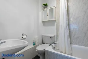 Charming Historic Stay - Cosy Flat with parking - Image 4
