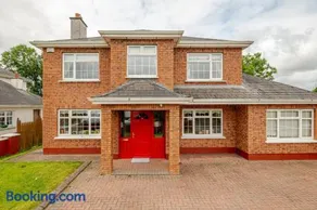 Spacious Home by Lough Rynn Castle Wedding Venue - Image 5
