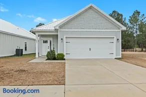 Beachy cottage near Sports Complex OWA beaches shopping restaurants mini golf Central to all the fun Foley has to offer - Image 2
