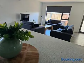 George Town Villa - Outdoor Alfresco - aircon FREE WIFI - Central location near MTB Trails - Image 3