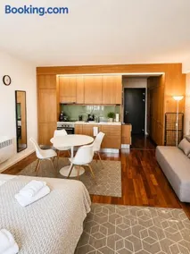 BL Yachtclub Lakeview Apartment - Image 2