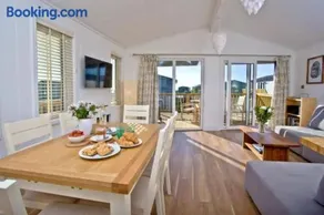 Salcombe Retreat Lodge 2 - Image 4