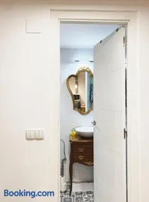 A very well-equipped apartment in Madrid - Image 4