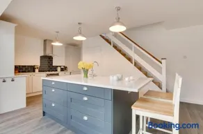 3 Bed in Woodbridge oc-30mor - Image 2