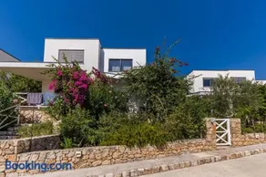 Holiday Villa Patio & Free Parking by PikHost - Image 4