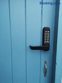 Stylish studio own entrance in Victorian House - Image 2