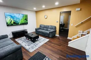 Convenient Stay near Chicago Ohare Airport with King Beds and Coffee - Image 1