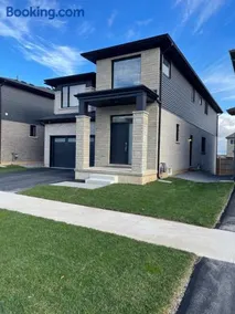 Bright Private 2BR Suite Near Niagara Falls Family-Friendly - Image 1