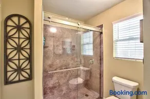 Hutchison Estate, Guest Suite 1 - Image 4