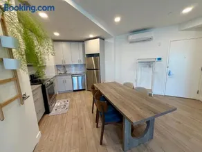 CONVENIENT SPACIOUS BRIGHT NEW MODERN PENTHOUSE 3BR2BA BALCONY APt - Image 3