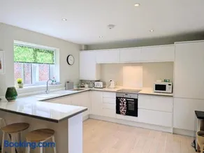 The Mews - 2 Bedroom Luxury, Spacious House With Free Parking - Image 4