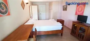 Spacious guesthouse with garden and seaview - Image 2