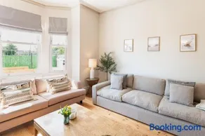 Stunning Townhouse by the sea, Hot Tub sleeps 17 - Image 4