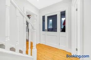 Spacious Coastal Accommodation with Games Room - Sleeps 10 - Image 2