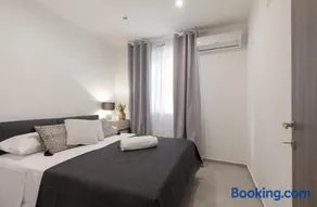 Holiday House Lady - Image 1