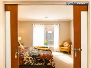 Stylish 4BR Lyndhurst Home Shops & Golf Nearby - Image 5