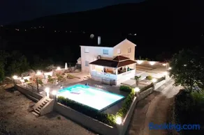 Villa Secret Beauty with Heated Saltwater Pool - Image 3