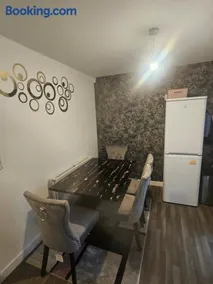 Peachy velvet room in a flat for female guest only - Image 2