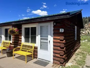 Cozy cabin #3 at Aspen Ridge Cabins - Image 1