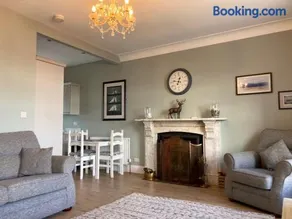 Tonn Ruray Sea View Luxury 2 Bed Apartment - Image 2