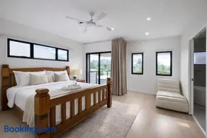 Modern 4BR 3Bath Duplex near Train Station Stylish Comfortable - Image 2