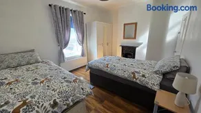Prince Alfred , 3 bed slp 8 Dog-friendly Gosport town-house - Image 1