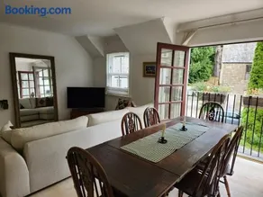 Bright and spacious Dunkeld retreat with balcony and private parking - Image 2