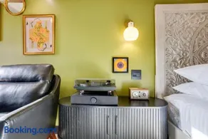 The Sun King at The Louie Boutique Motel, Walk to Everything! Dog Friendly! - Image 5