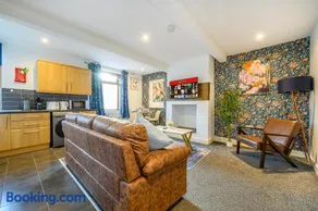 F611 - Welcoming & Attractive Stay - Image 2
