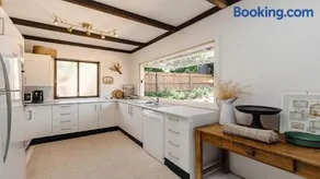 Coastal Vintage Cottage Brimming With Character and Charm Just Moments To Beaches, Bay and Cafes - Image 3