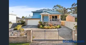 The Hillwood Manor - Huge 5BR House Minutes to Jervis Bay & Huskisson - Image 1