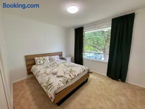 Elegant 4BR Home in Red Hill - Image 2