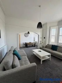 Spacious Victorian Birkdale Apartment with Garden - Image 3