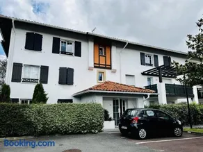 Confortable T2 à Cambo-Les-Bains avec Terrasse et Parking - Image 1