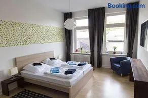 Stilvolle Altbauwohnung in zentraler Lage - Image 3