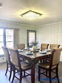 Sherman Executive Home Fast WiFi for 7 Guests - Image 2