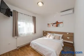 Villa Petra s bazenom, roštiljem i parkingom - Image 4
