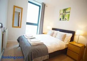 Spacious 2BR 2BA Apartment with Balcony & Free Parking - Near ExCeL & City Airport - Image 5
