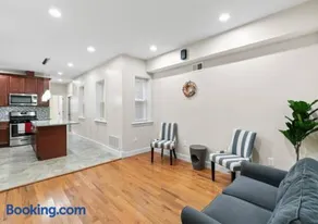 Newly Renovated Guest Rooms near Transportation - Image 3