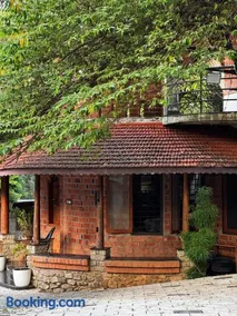 Escape Inn - Image 3