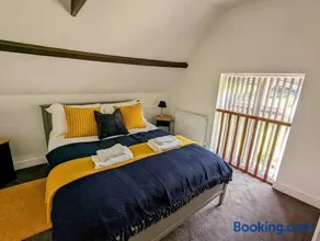 The Snug at Cefn Tilla Court - Image 2