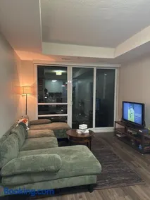 One-Bedroom Apartment with Den With Amazing Views of Hamilton - Image 2