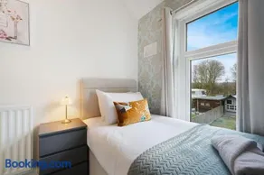 Work Friendly 3 Bed House with Sofa Beds that Sleeps 7 - Image 2