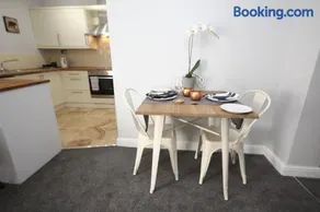 The Courtyard Apartment - Image 2