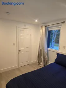 Studio with ensuite bedroom and kitchen - Image 3