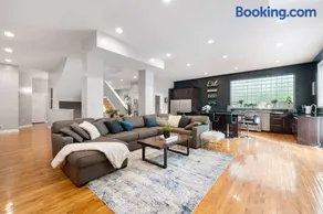 Spacious Luxury Retreat 8 Bed Oasis with 6 Baths - Image 1
